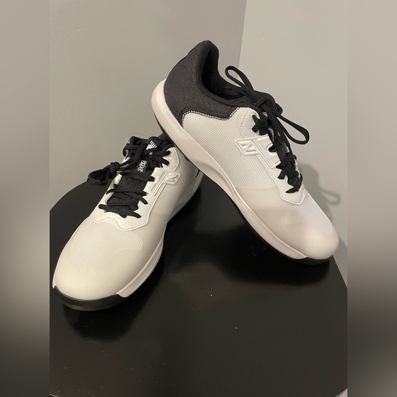 New Balance 696 Men's White and Black Sneakers size 9 wide. NWT - Picture 1 of 8